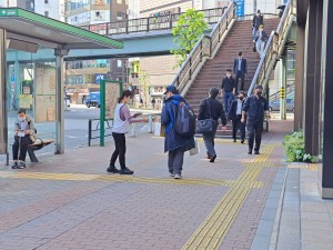 五反田駅での街頭配布の様子