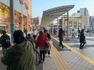 亀有駅での街頭配布風景