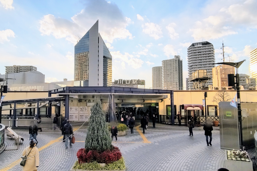川口駅にて英会話教室のPR配布