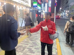 恵比寿駅にてカラオケ店のPR配布