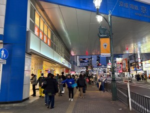 京成船橋駅にて物流企業のスタッフ募集に関するPR配布