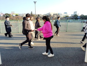 東京テレポート駅にてイベント開催に伴う交通規制に関するPR配布