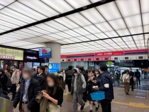 吉祥駅構内にてヘアカット専門店のPR配布