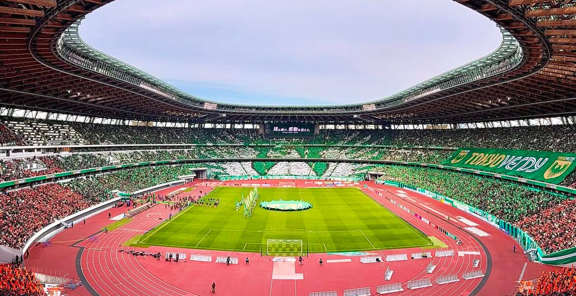 外苑前駅にてサッカー専門新聞号外のPR配布