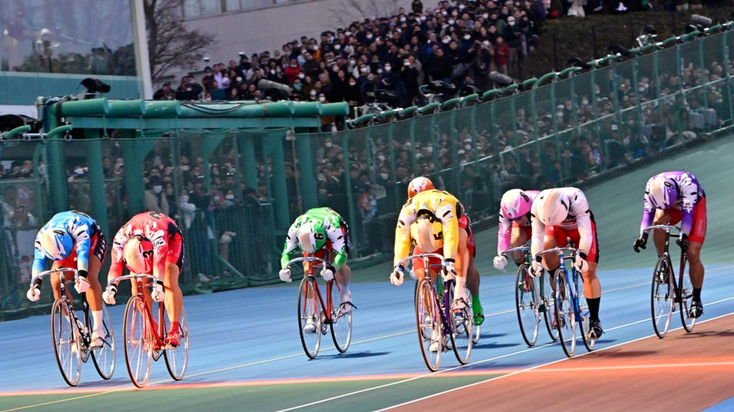 横浜駅にて競輪グランプリのPR配布