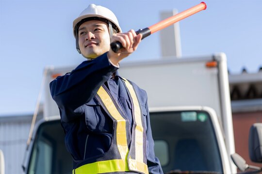 関内駅にて警備スタッフ募集のPR配布