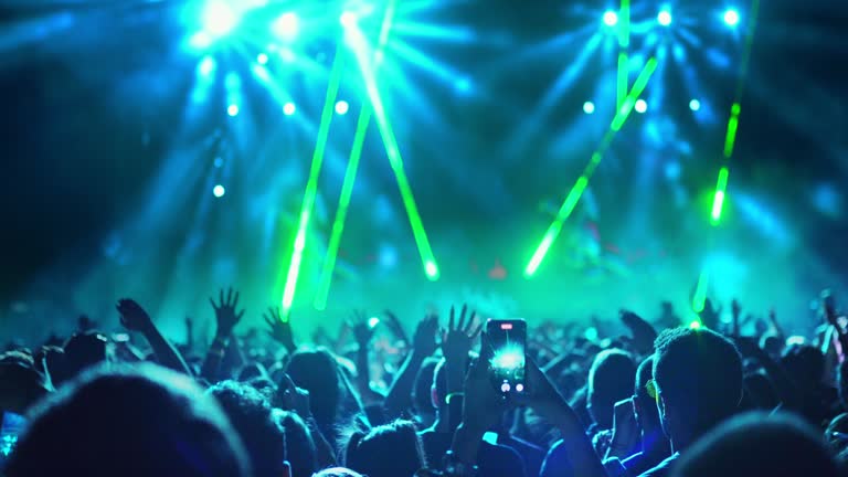 渋谷駅にてライブイベント告知のPR配布